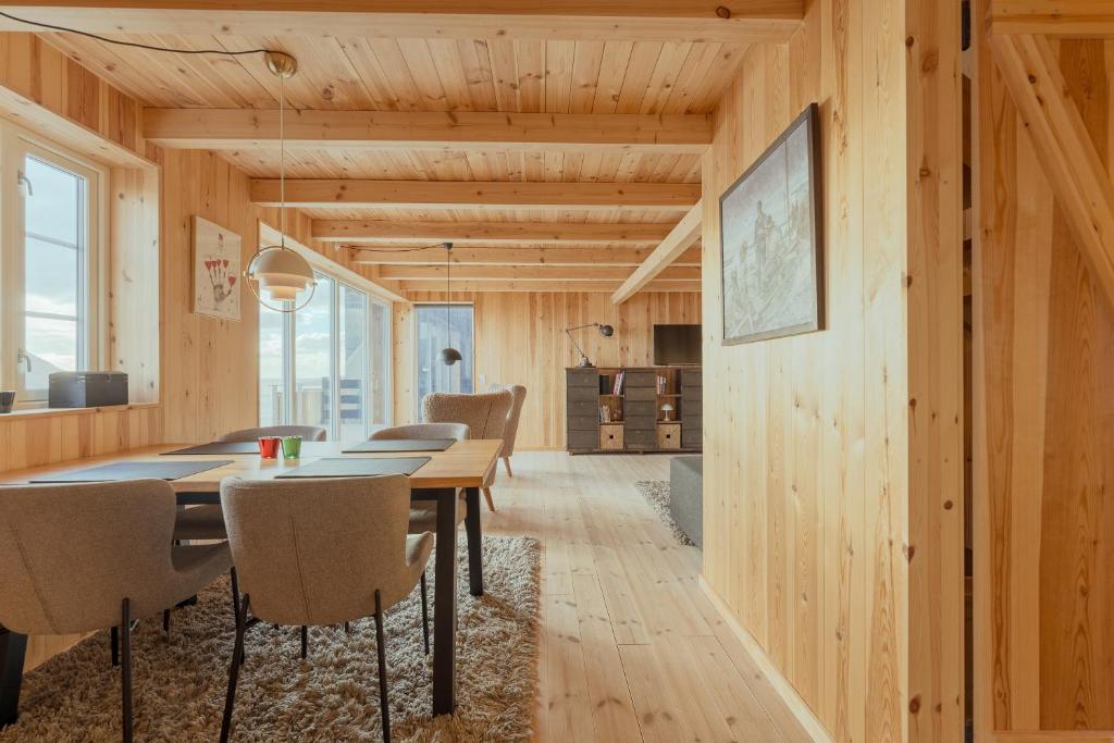 Seaside Escape - 2 Bedroom Home with Stunning Views photo 1