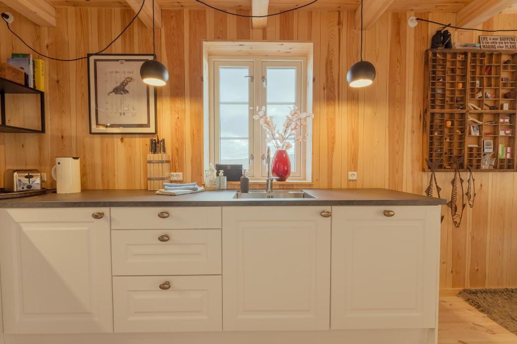 Seaside Escape - 2 Bedroom Home with Stunning Views photo 3
