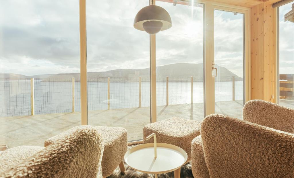 Seaside Escape - 2 Bedroom Home with Stunning Views photo 4