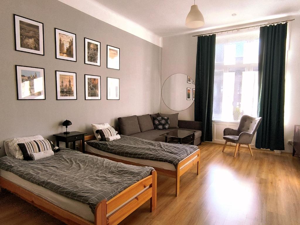 Roller Aparthotel Room Type - Twin Room with Private External Bathroom and City View