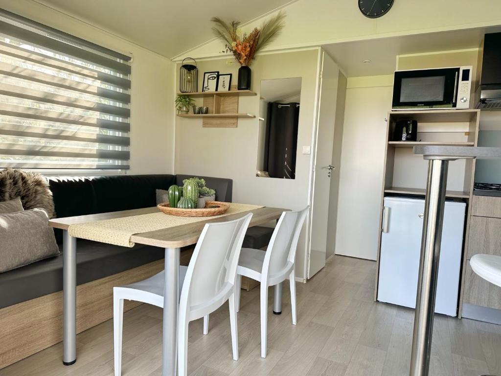 Chalet 1a op Recreatiepark De Wielen photo 3