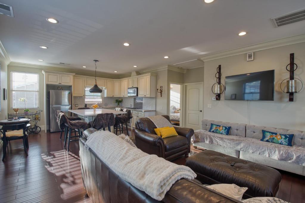 Luxury 2 bed 1 bath image