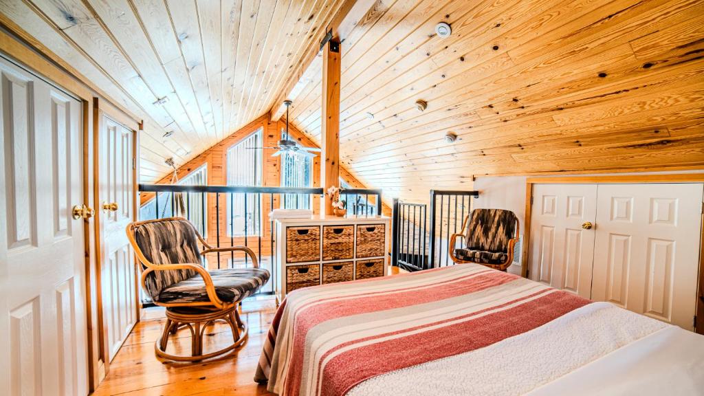 Muskoka Lakefront 3-bdrm Chalet photo 3