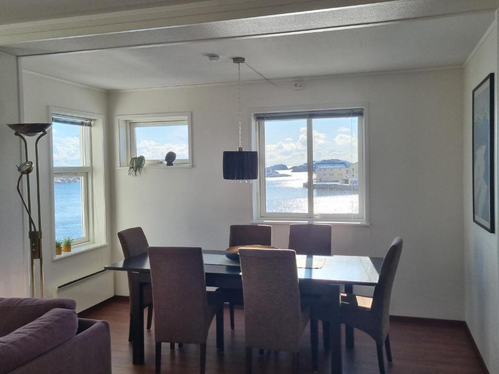 Apartment with fantastic seaview in Henningsvær. photo 3