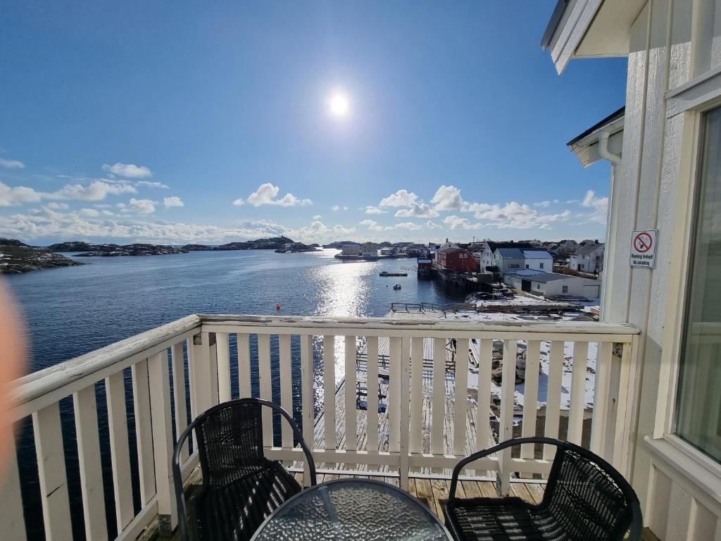 Apartment with fantastic seaview in Henningsvær. photo 1