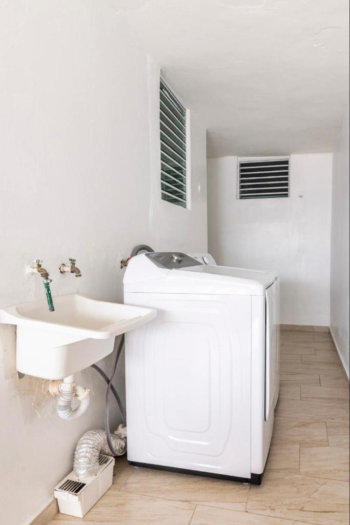 Contemporary Family-sized Retreat Minutes from Airport & Beaches photo 4
