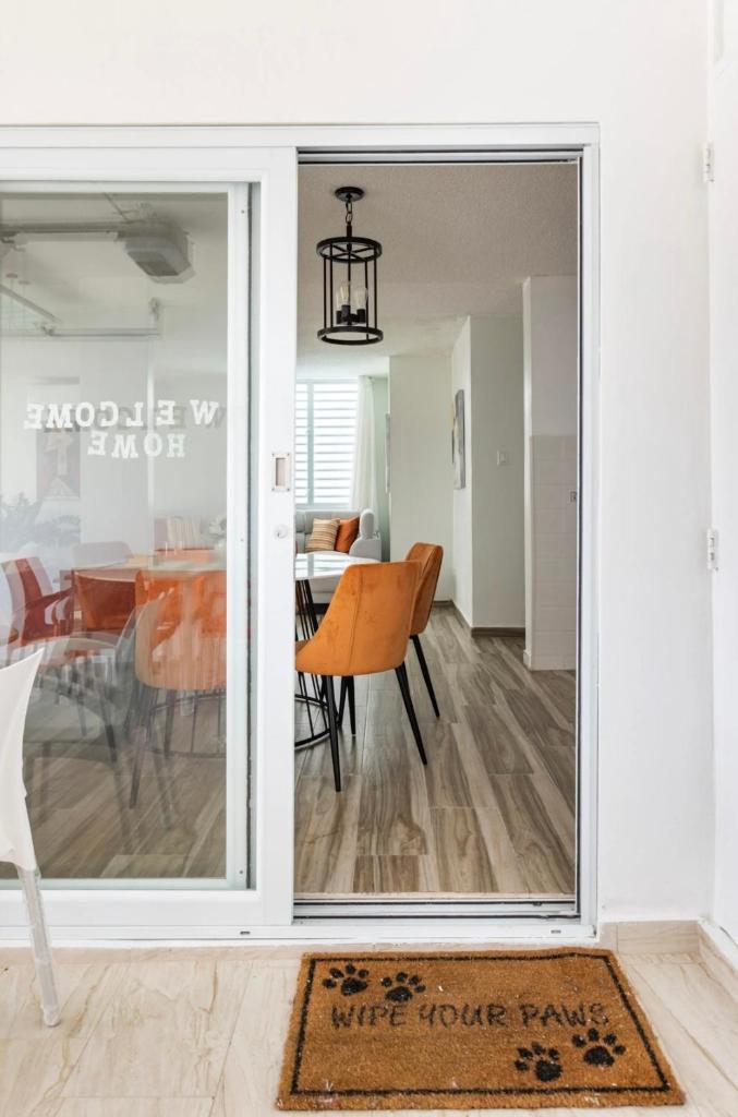 Contemporary Family-sized Retreat Minutes from Airport & Beaches photo 2