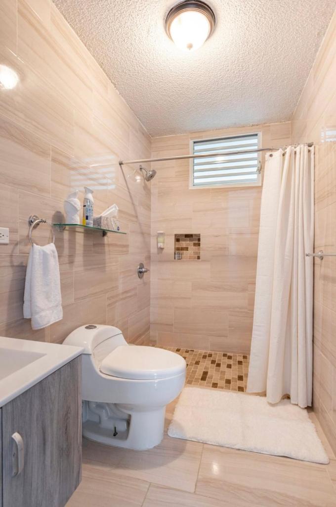 Contemporary Family-sized Retreat Minutes from Airport & Beaches photo 3
