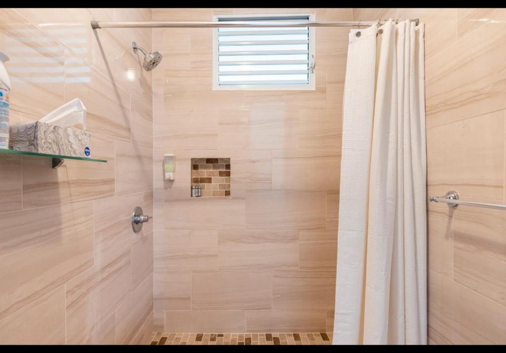 Contemporary Family-sized Retreat Minutes from Airport & Beaches photo 1