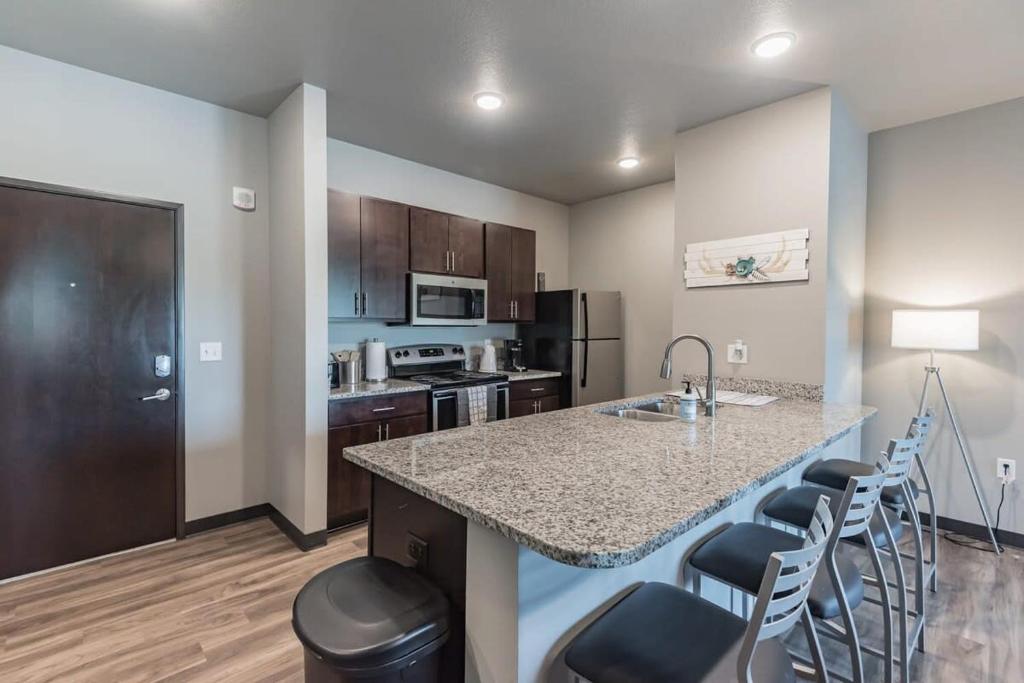 Spacious 2BR Suite Plus Patio Near Iowa State
