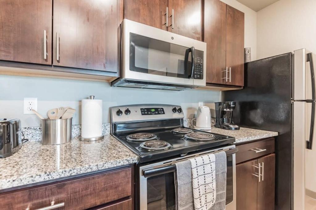 Spacious 2BR Suite Plus Patio Near Iowa State photo 1
