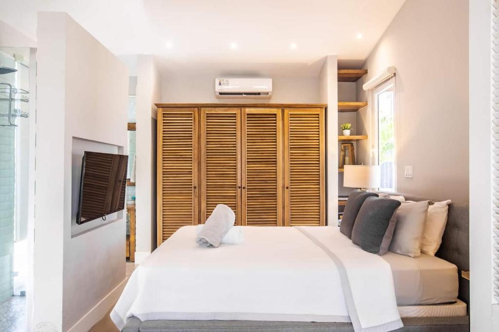 Steps From Ocean Couple's Getaway Private Villa photo 3