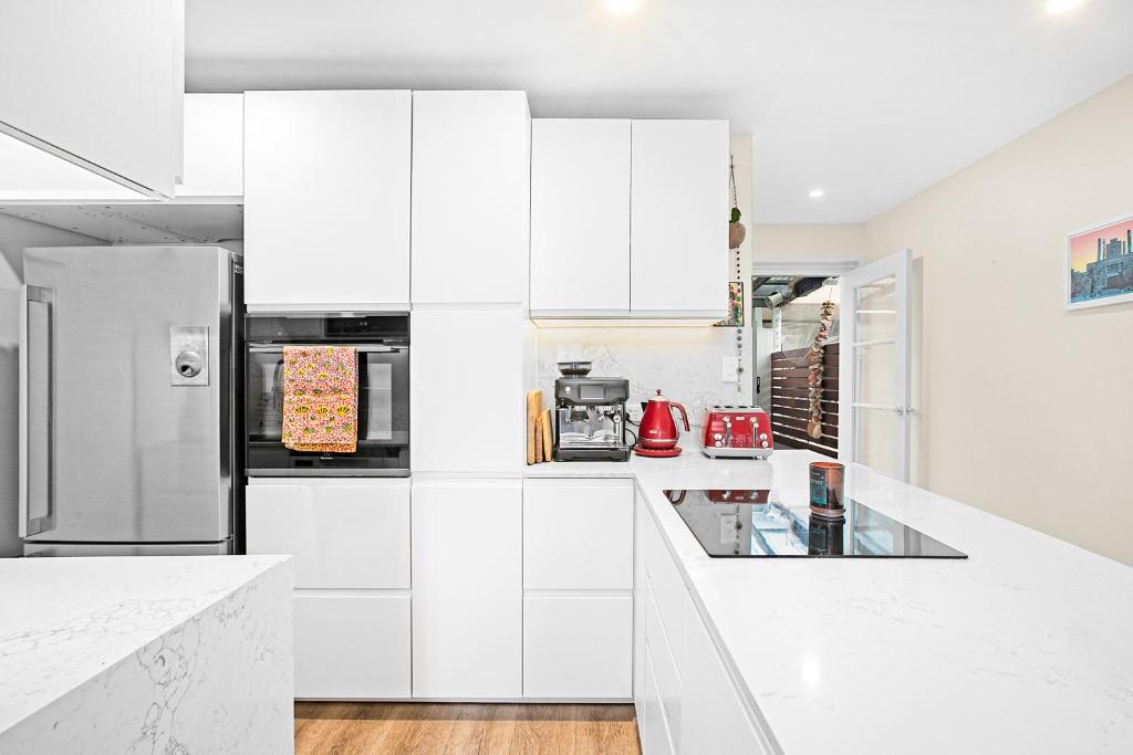 Modern Water-View 3 Bedroom Apartment in Mosman photo 4