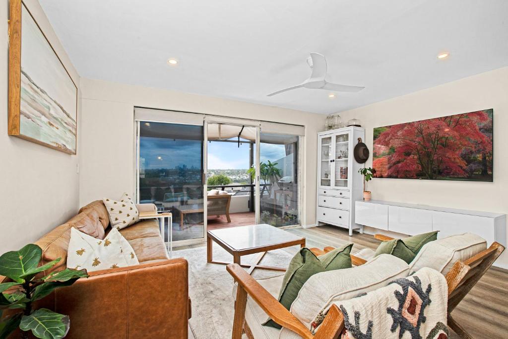 Modern Water-View 3 Bedroom Apartment in Mosman