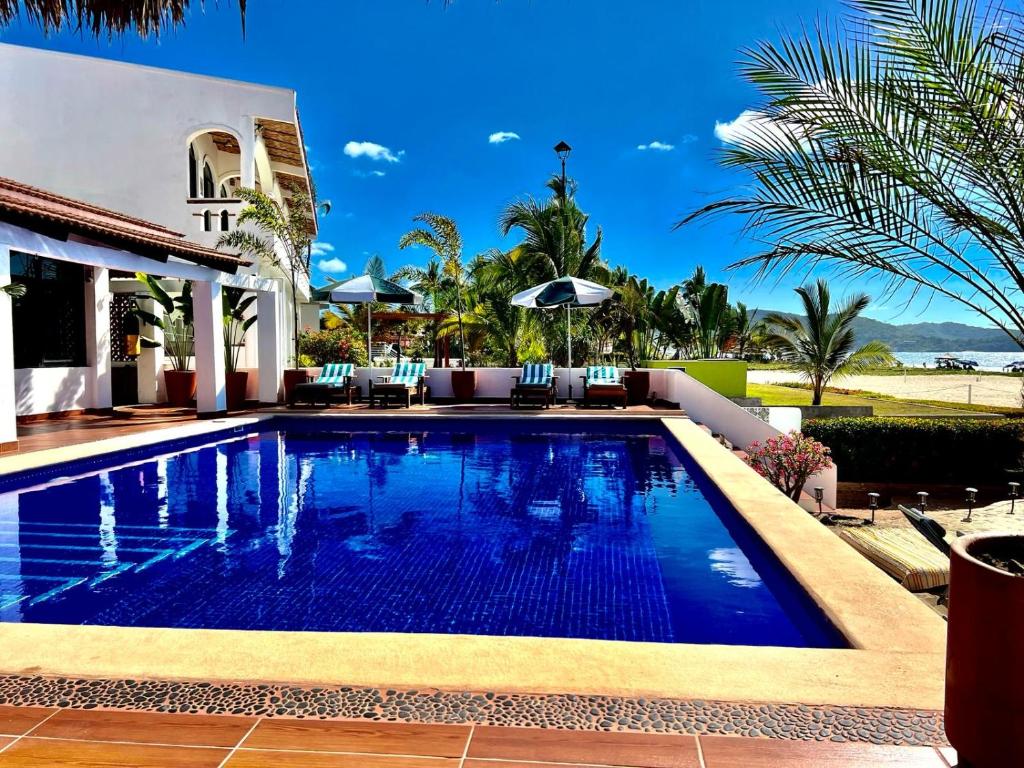 Beachfront Villa photo 1