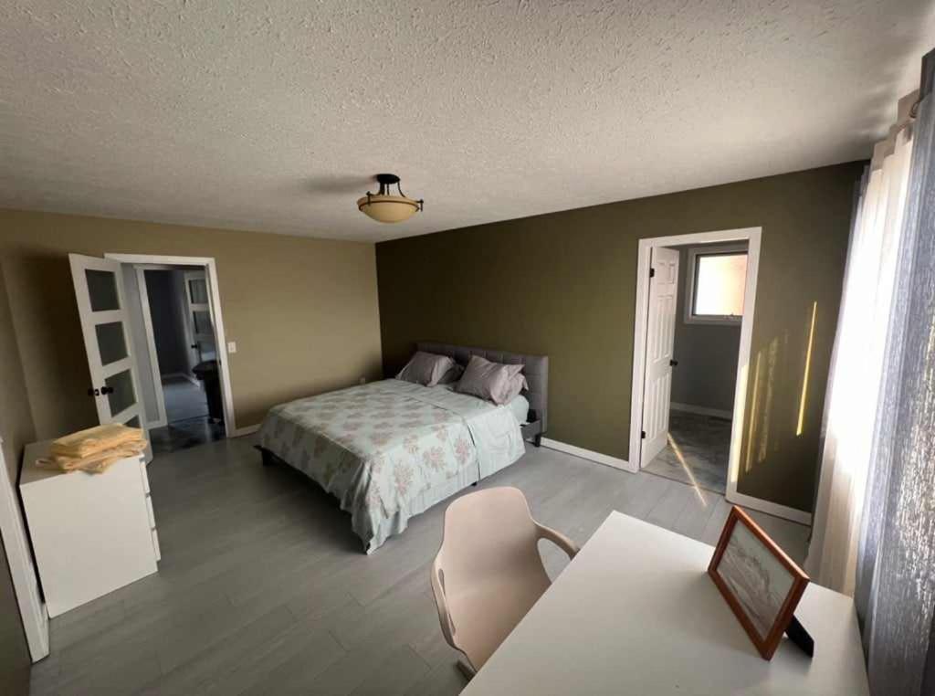 Specious Kamloops House for relaxation with great view in prestigious Sahali. photo 2