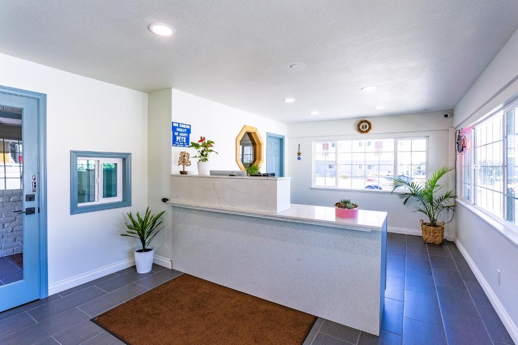 Coastal Breeze Inn photo 1