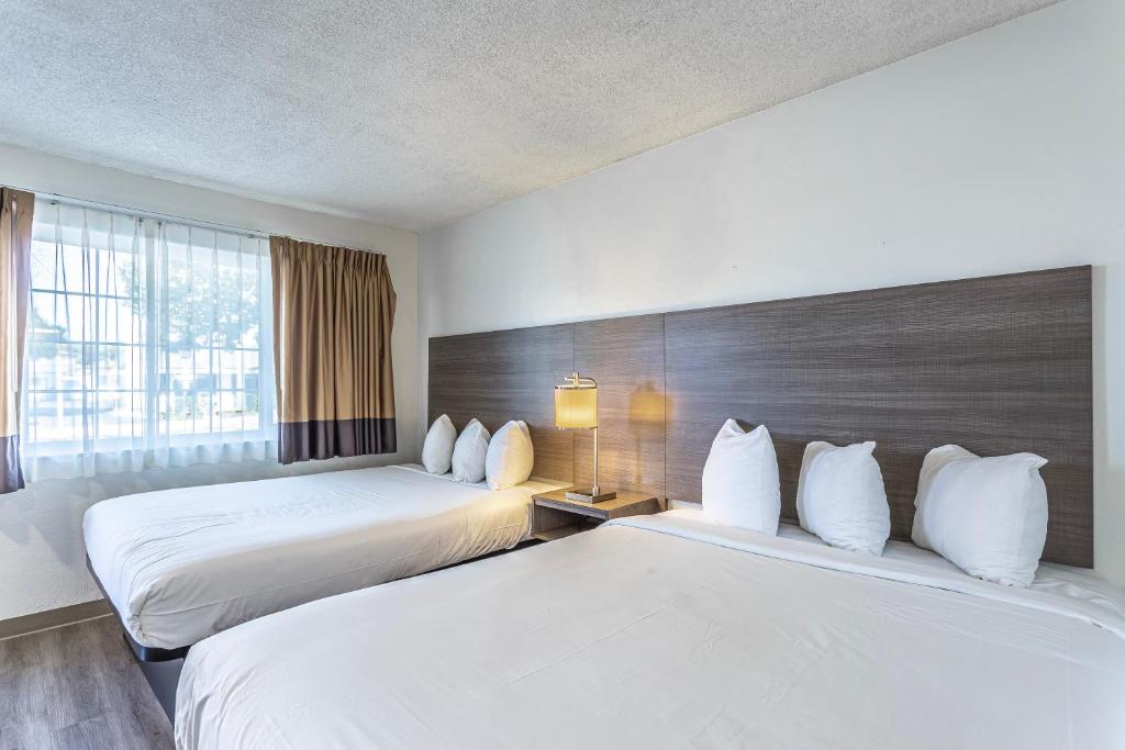 Coastal Breeze Inn image