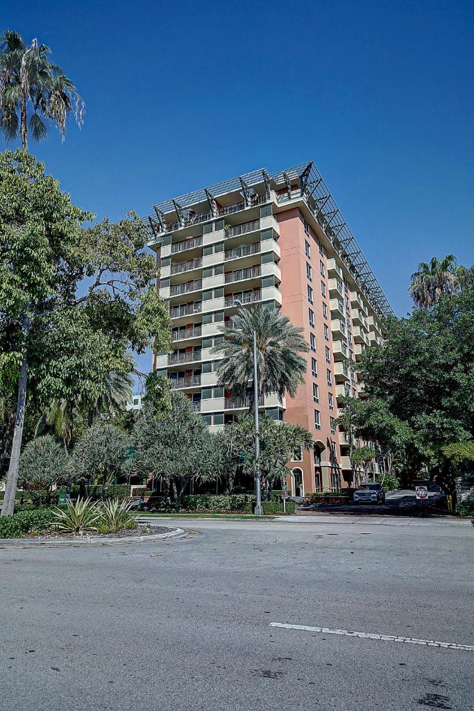 Cozy 1 bedroom unit located in a Condo Hotel in the heart of Coconut Grove Free Parking