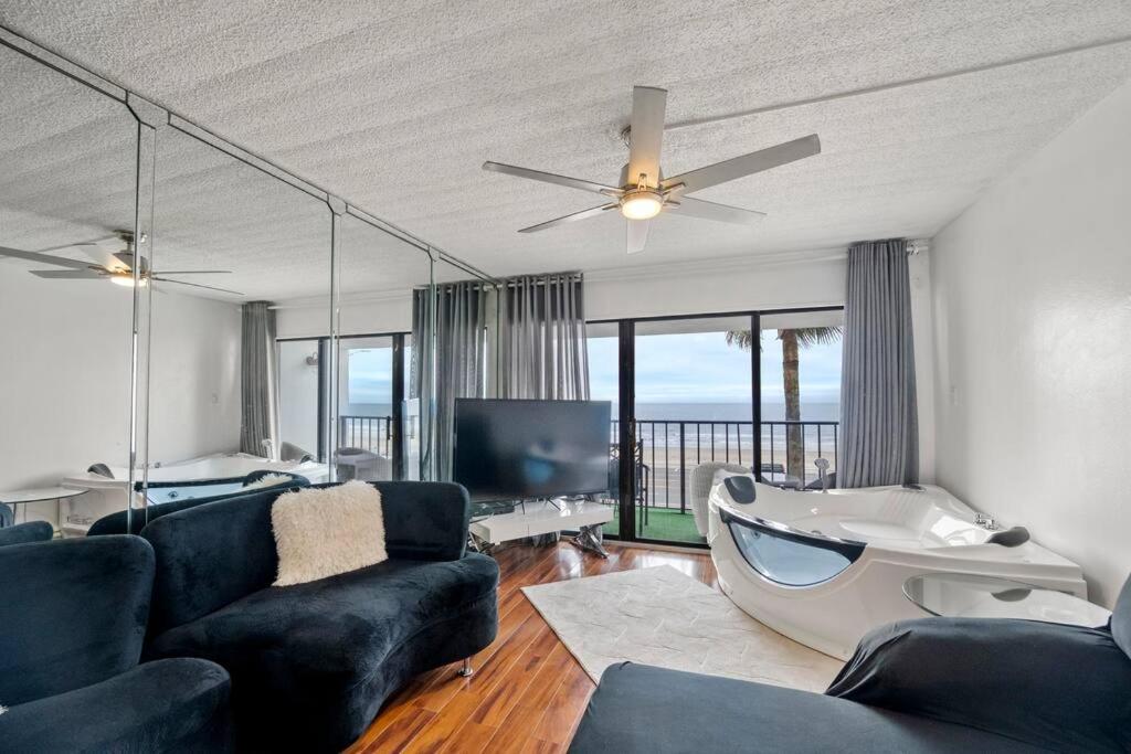 Bello condominio con vista al mar, jacuzzi interno image
