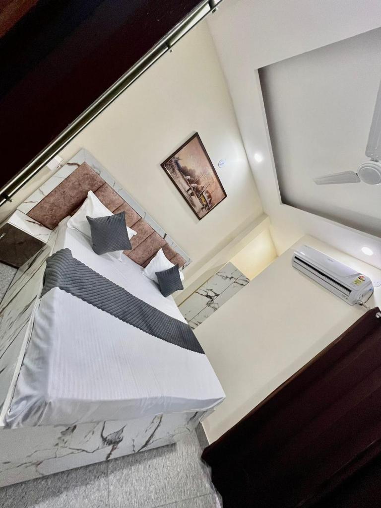 HOTEL THE GRAND REGENCY -- Luxury Rooms Stay -- Family, Couples, Corporate Special photo 1
