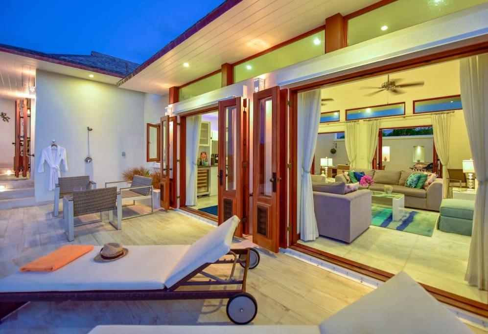 Stunning 3 bedroom villa with Pool & Jacuzzi photo 3