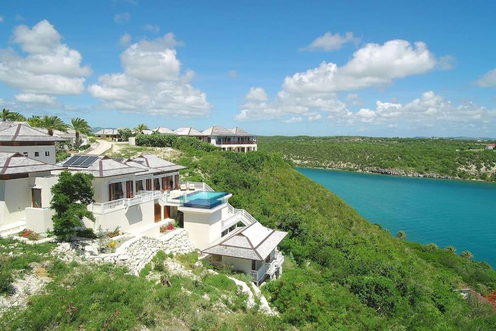 Stunning 3 bedroom villa with Pool & Jacuzzi photo 4