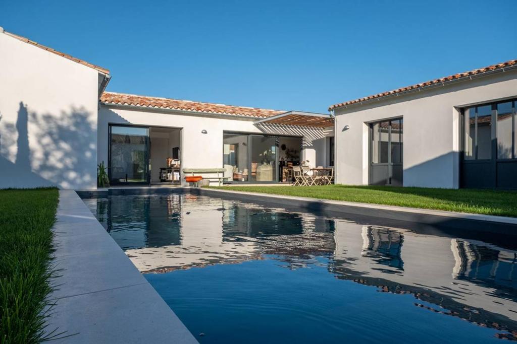 Maison familiale neuve avec piscine chauffée