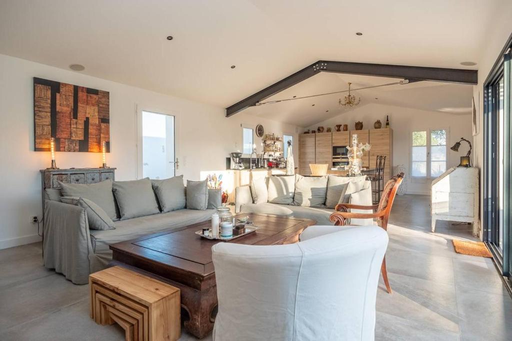 Maison familiale neuve avec piscine chauffée photo 1