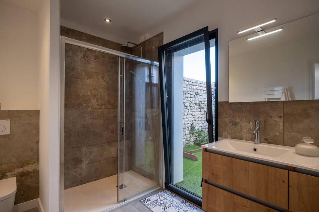Maison familiale neuve avec piscine chauffée photo 3