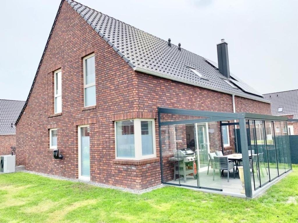 Neues Ferienhaus mit Sauna und eingezäunten Garten in Fedderwardersiel