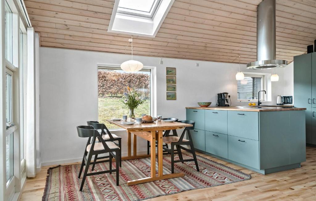 Beautiful Home In Rude With Kitchen photo 3