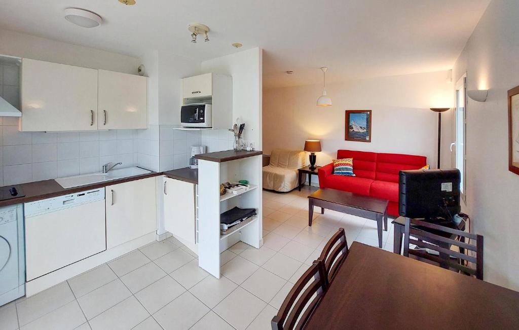 Gorgeous Apartment In Soulac-sur-mer With Kitchen photo 2