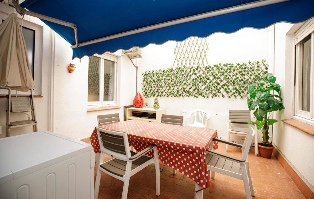 Amazing Apartment In Roses With 4 Bedrooms And Wifi