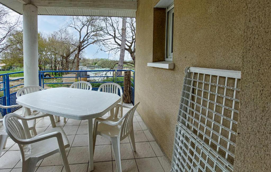 Stunning Apartment In Soulac-sur-mer With Outdoor Swimming Pool photo 2
