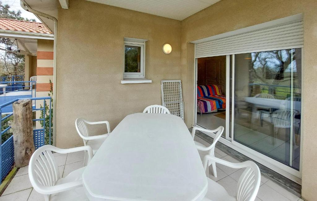 Stunning Apartment In Soulac-sur-mer With Outdoor Swimming Pool photo 3