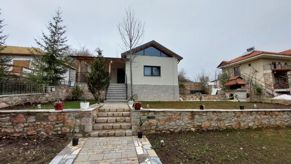 Villa Voskopoja Stone House