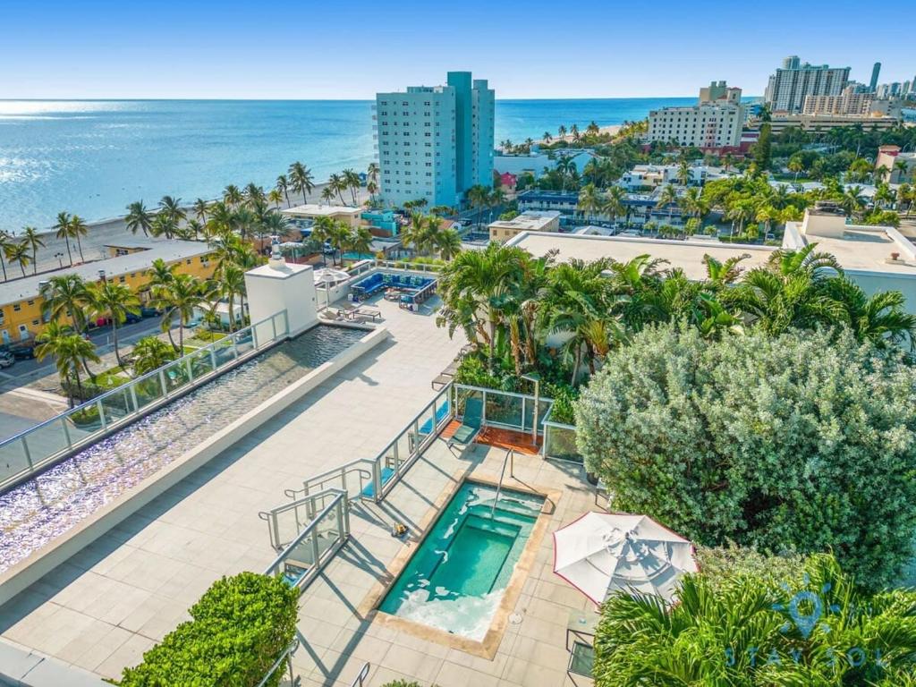 Rooftop Pool Balcony Hollywood Beach Gym - Tap to explore photos