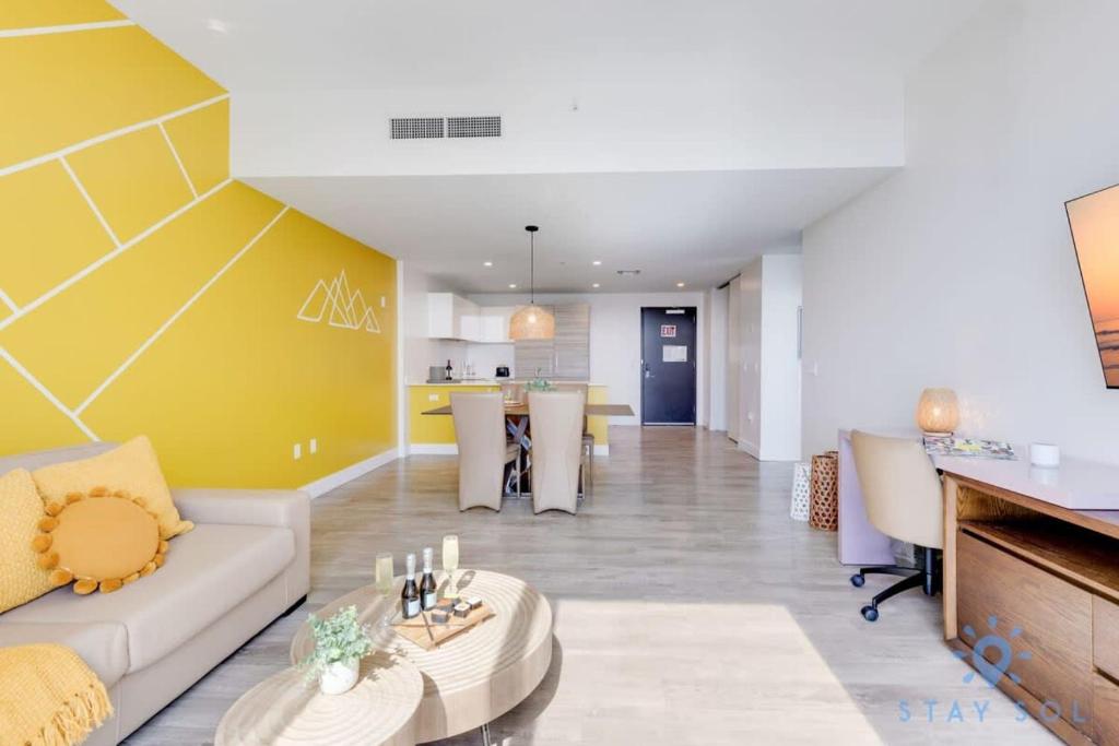 Lovely Apartment - Hollywood Beach - Rooftop Pool - Tap to explore photos