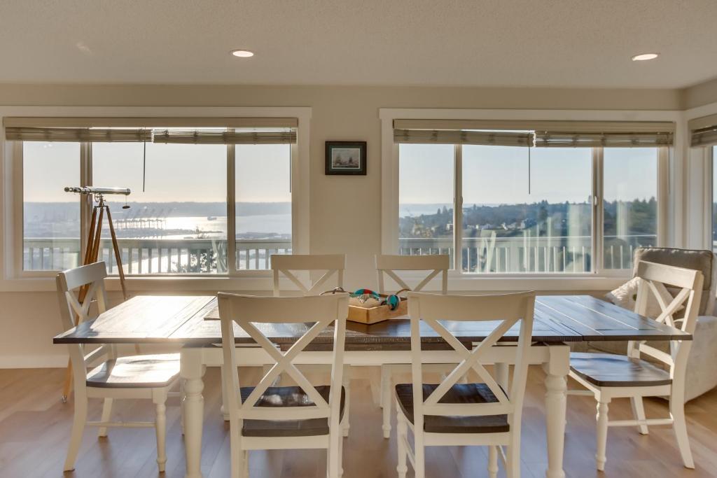 Charming Tacoma Apartment with Deck and Skyline Views! photo 2