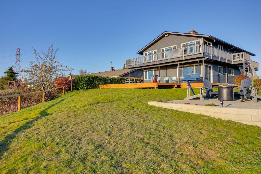 Charming Tacoma Apartment with Deck and Skyline Views! photo 1
