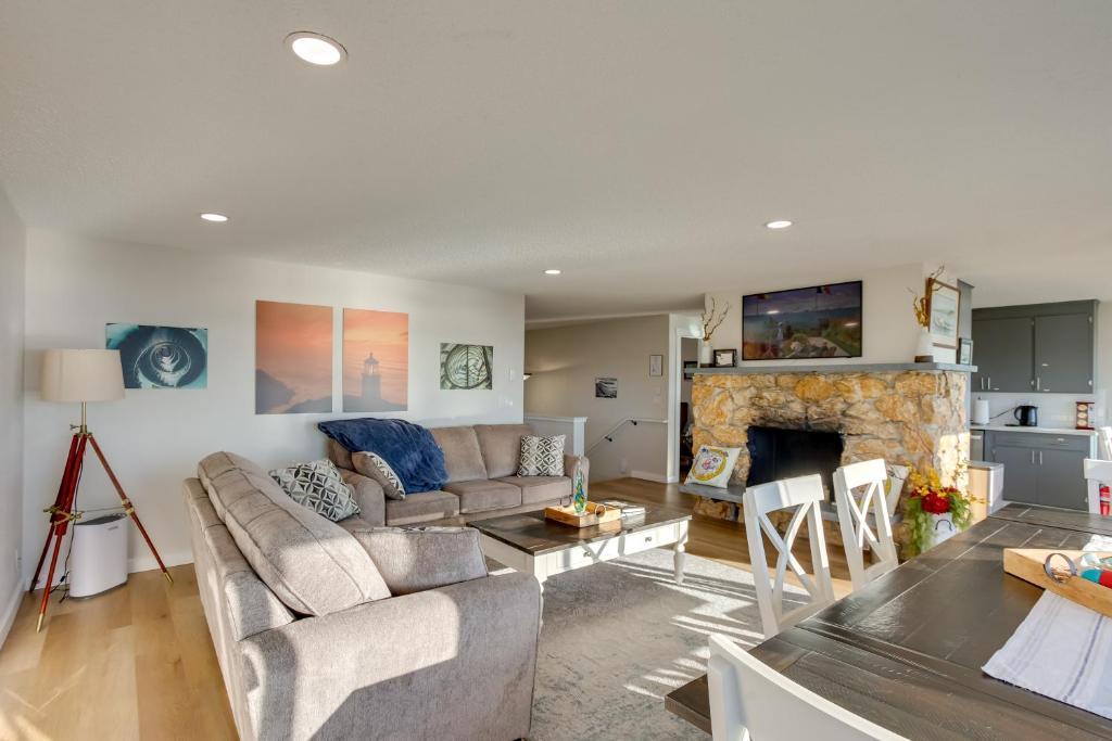 Charming Tacoma Apartment with Deck and Skyline Views! photo 4
