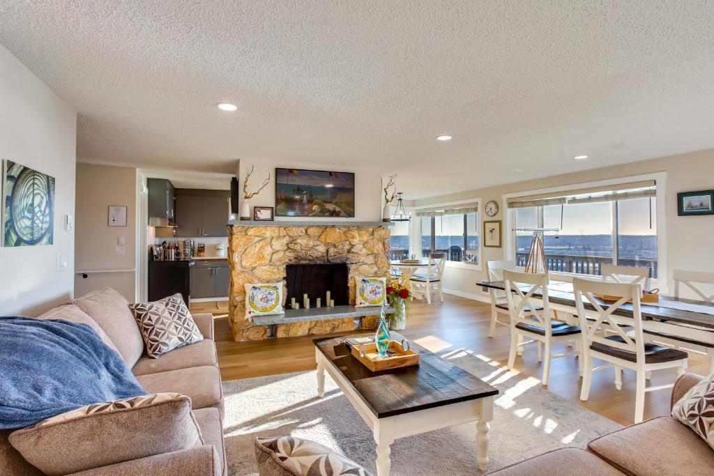 Charming Tacoma Apartment with Deck and Skyline Views! photo 3