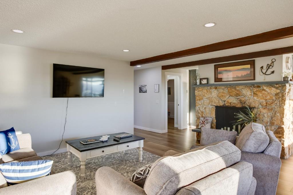 Scenic Tacoma Apartment with Deck and Fire Pit! photo 4
