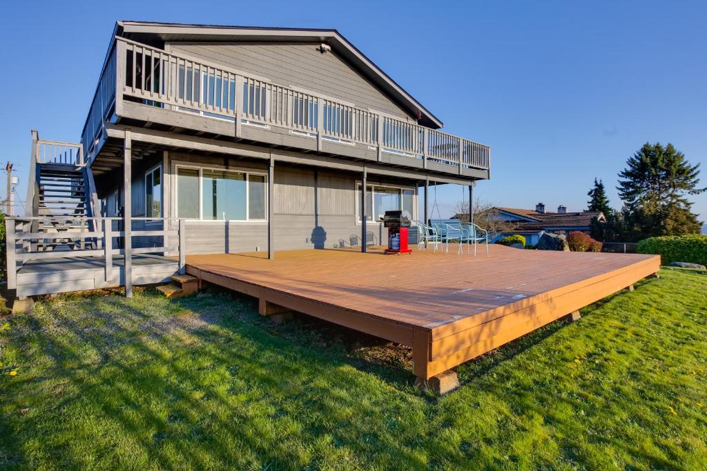 Scenic Tacoma Apartment with Deck and Fire Pit! photo 1