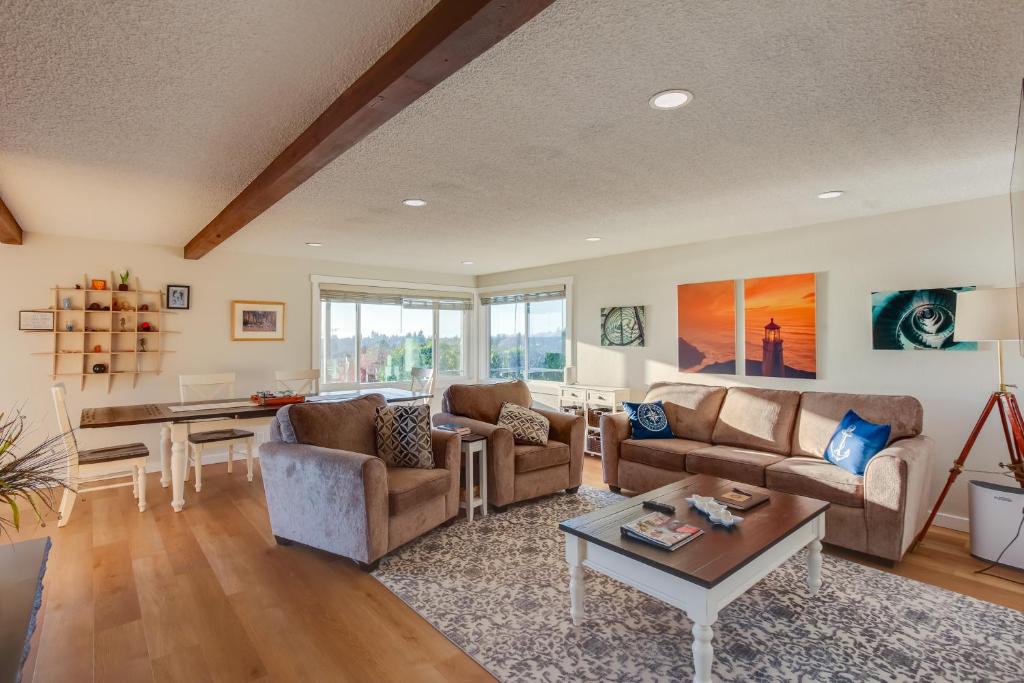 Scenic Tacoma Apartment with Deck and Fire Pit! photo 2