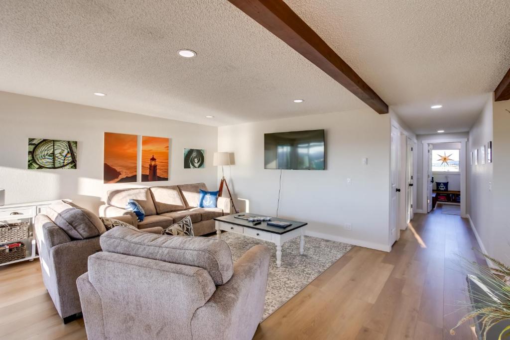 Scenic Tacoma Apartment with Deck and Fire Pit! photo 3