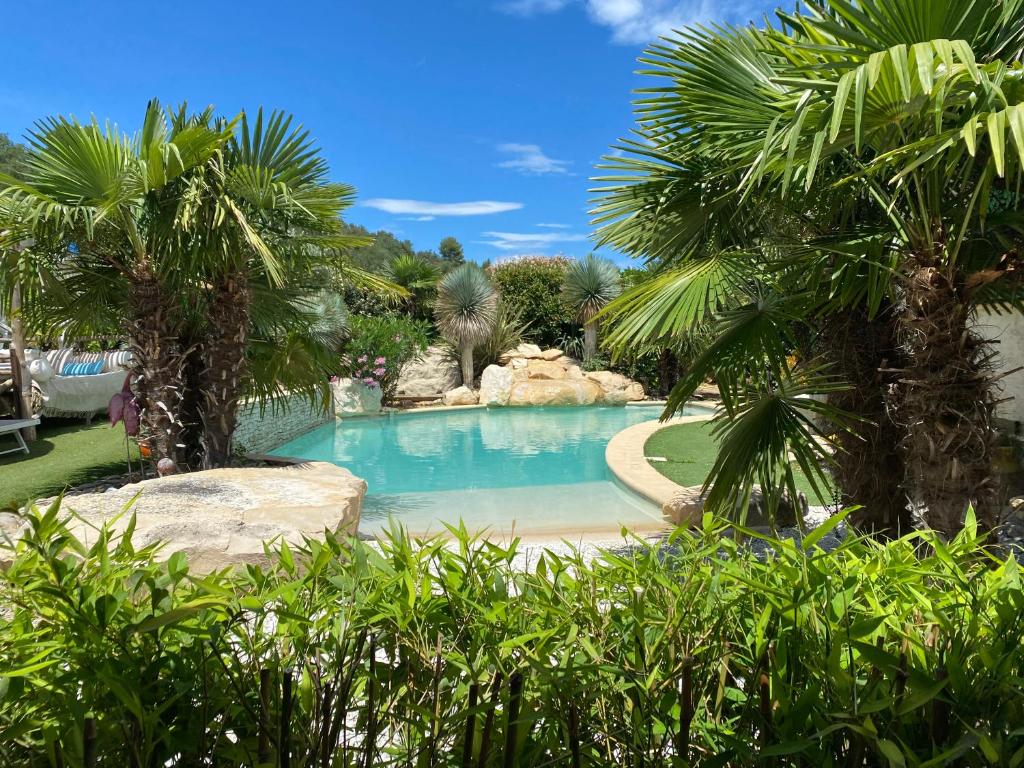 Mas médiéval piscine d’exception jardin paysager jeu de boules rando