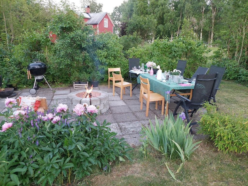 Nice holiday accommodation in picturesque Bralanda outside Vanersborg photo 1
