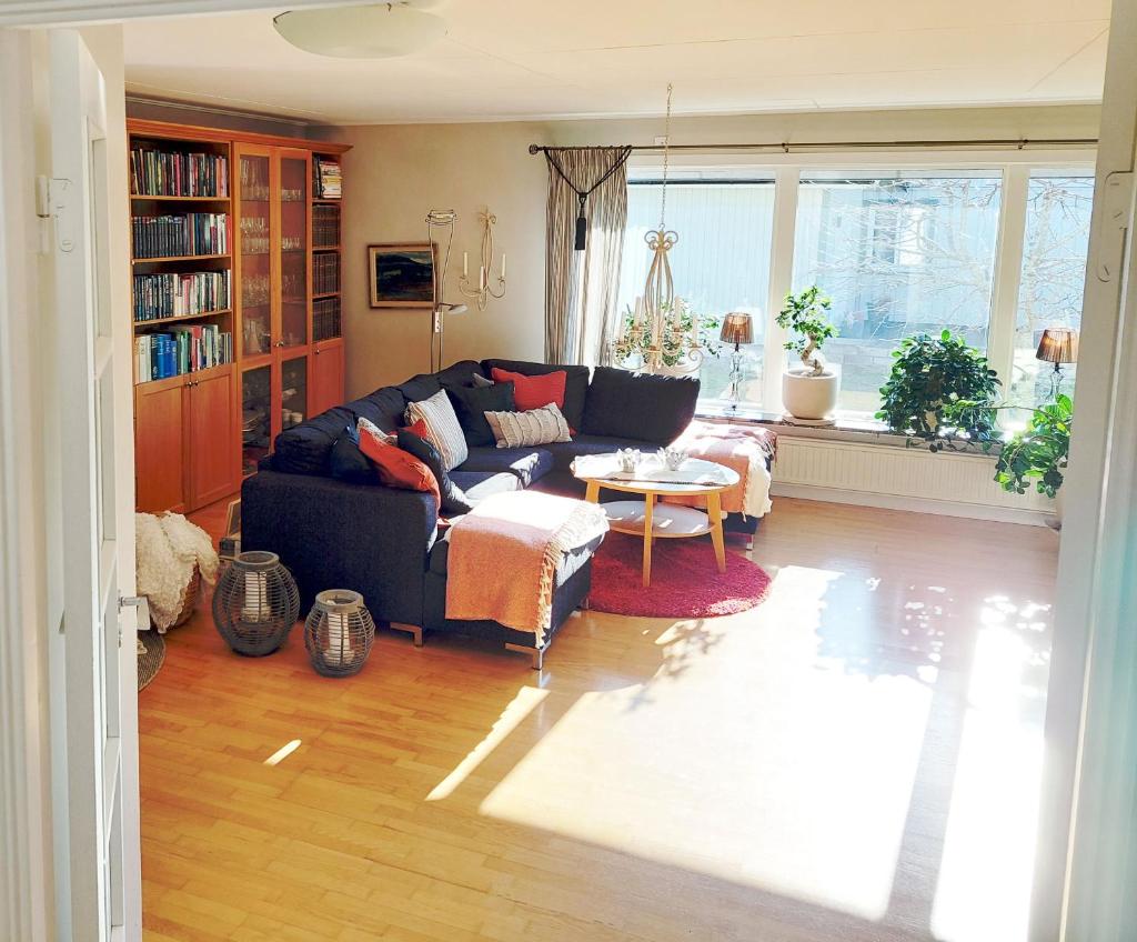 Nice holiday accommodation in picturesque Bralanda outside Vanersborg photo 2